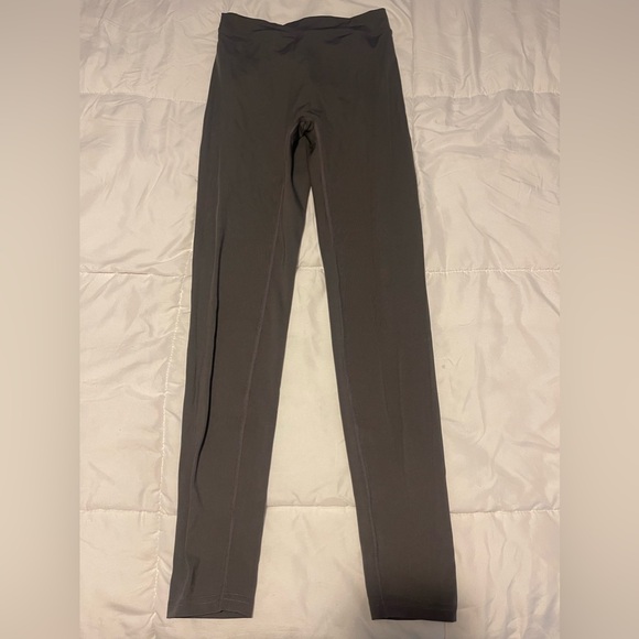 Two pack of  V back scrunch butt leggings- great quality brand new - Picture 2 of 6